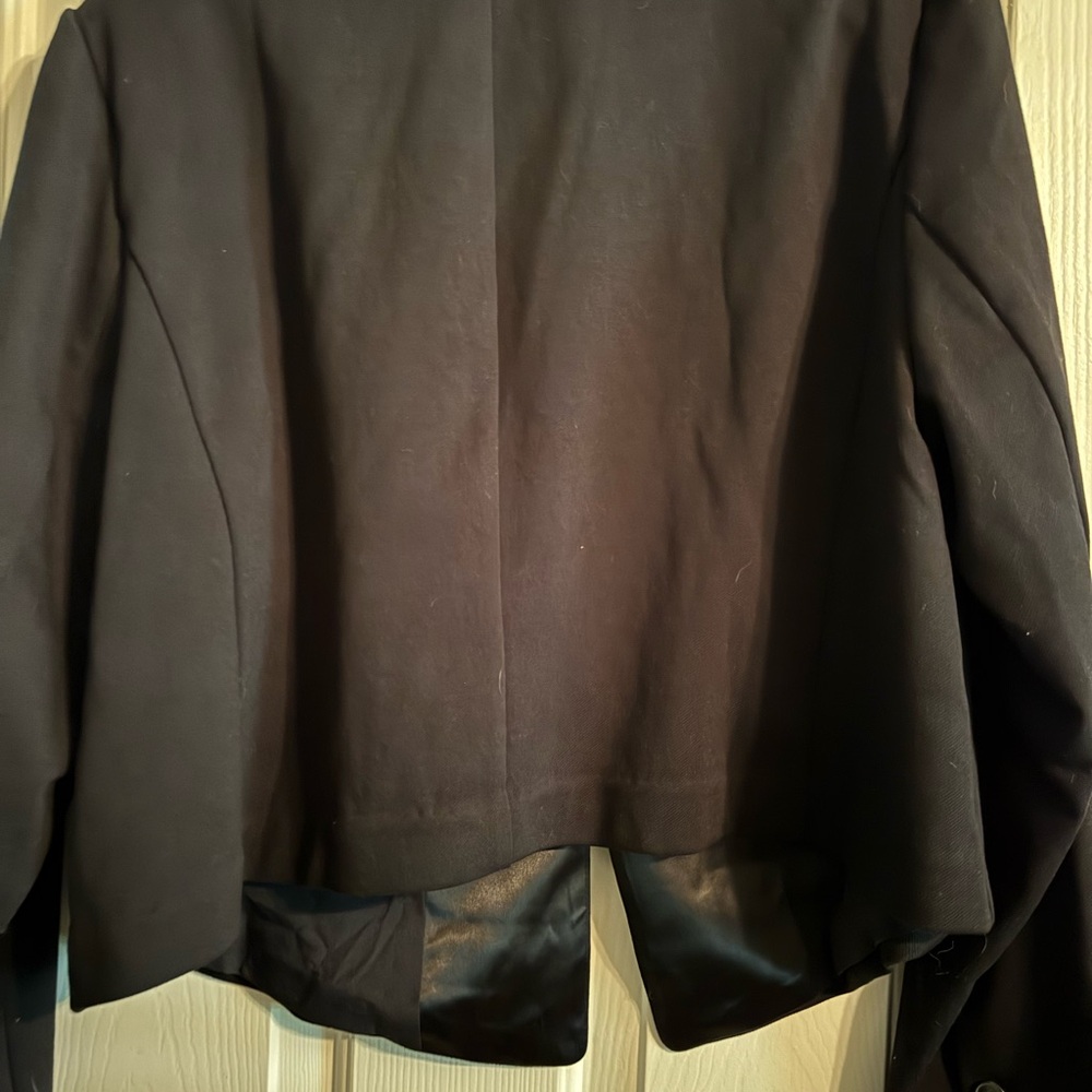 Elegant Black Blazer with Satin Lapel - Picture 2 of 4